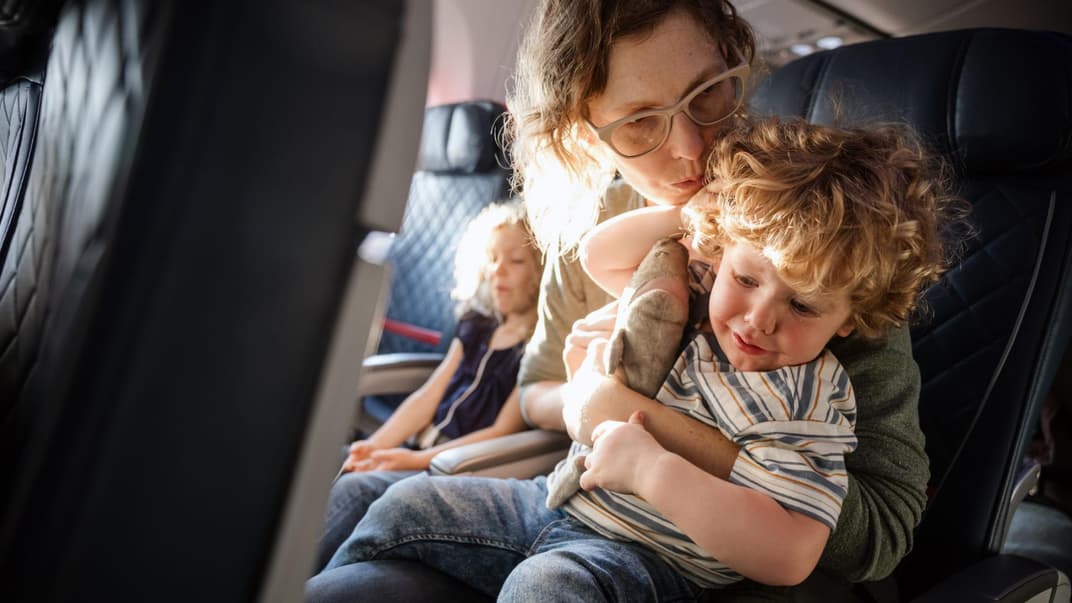 Ein weinendes Kind im Flugzeug.
