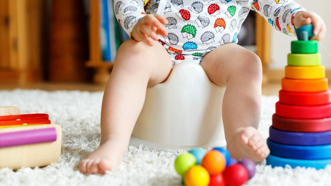 Baby sitzt auf dem Töpfchen