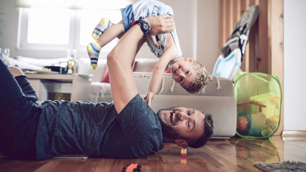 Papa tobt mit seinem Kind.