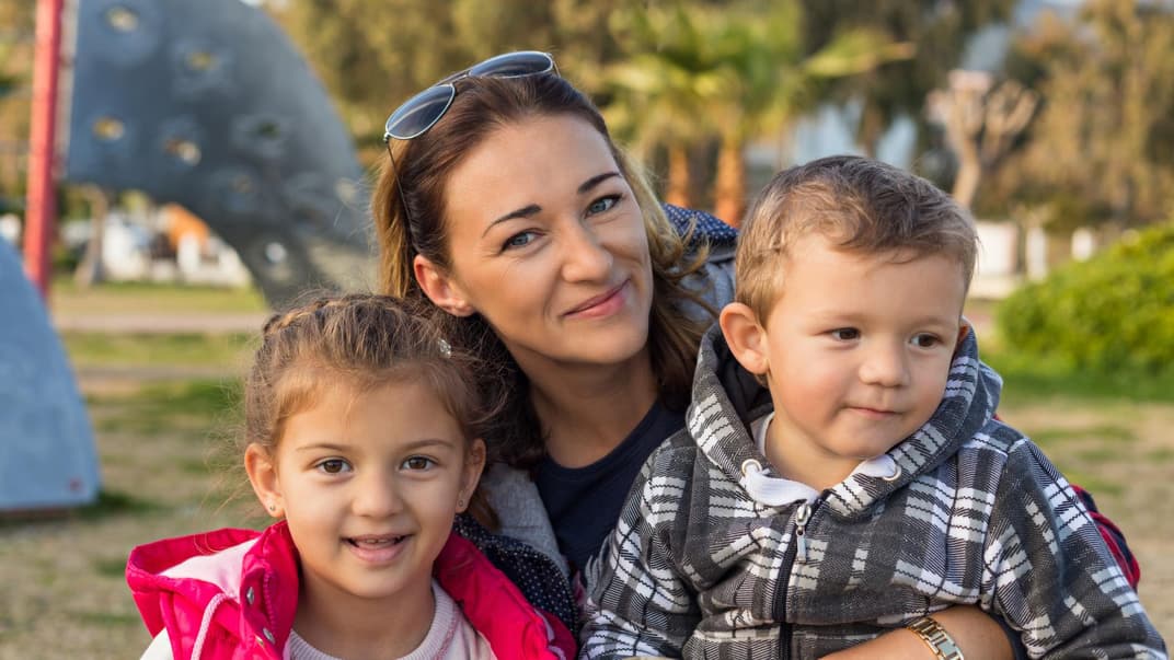 Mutter mit Sohn und Tochter im Kita-Alter.