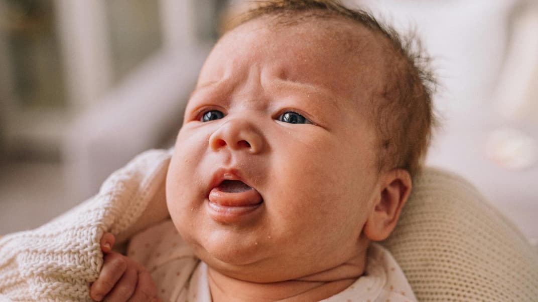 Baby runzelt die Stirn