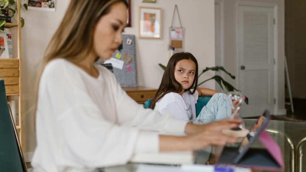 Kind schaut seine Mutter böse an.