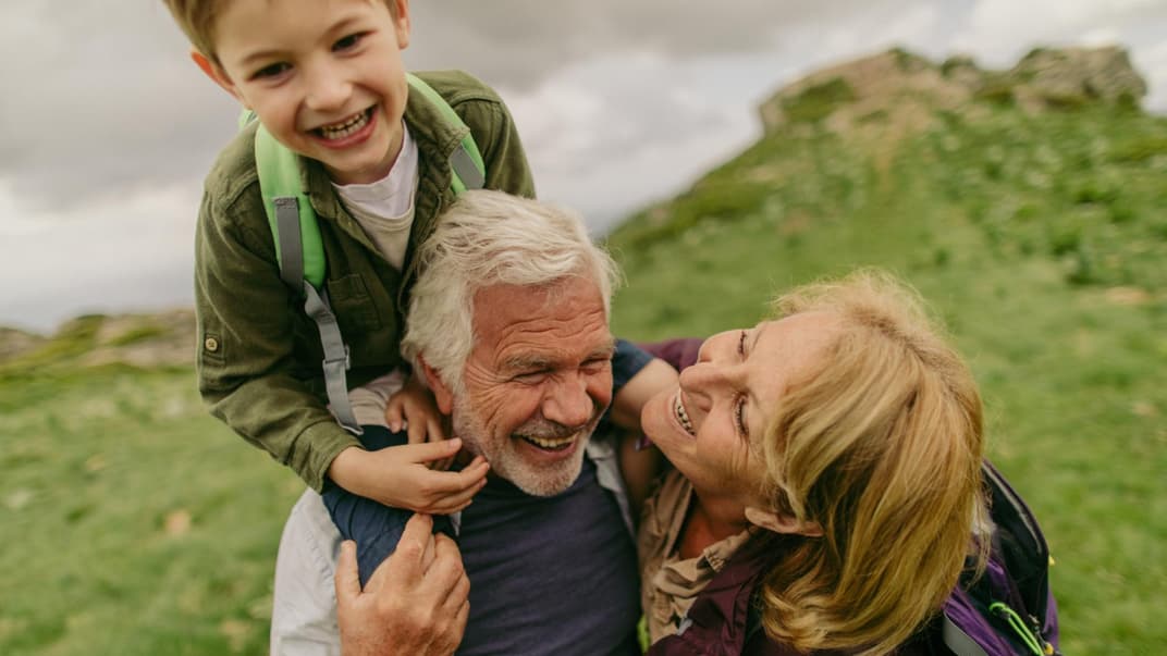Großeltern mit Enkelsohn beim Wandern.