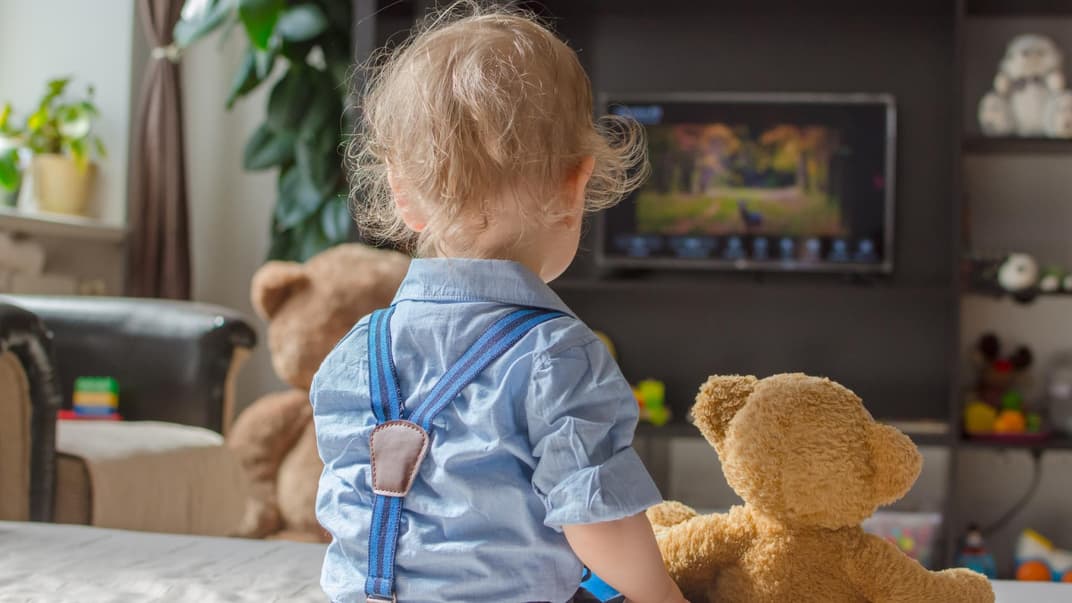 Ein Kleinkind guckt TV.