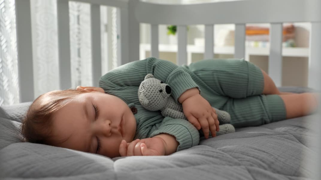 Baby schläft in seinem Bettchen.