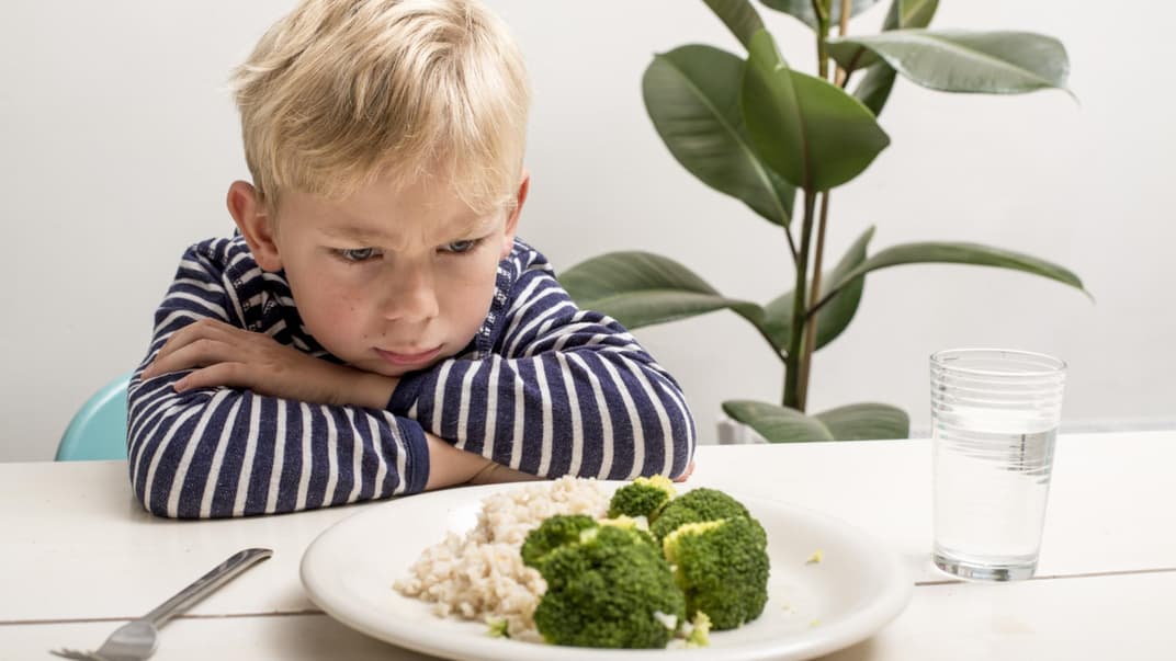 Junge will nicht sein Gemüse zu essen.