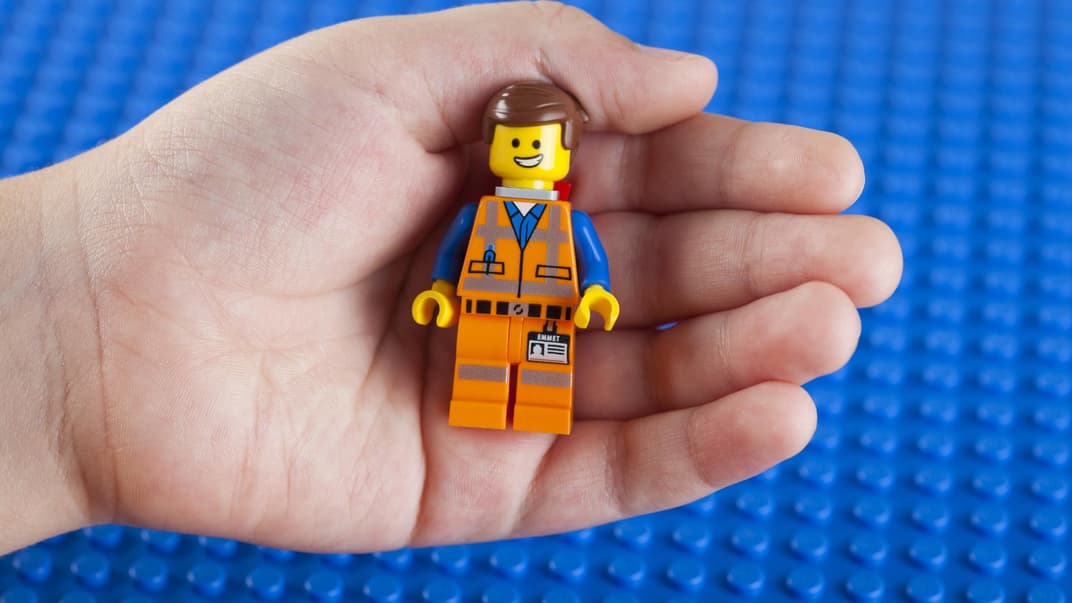 Lego-Figur in einer Kinderhand.