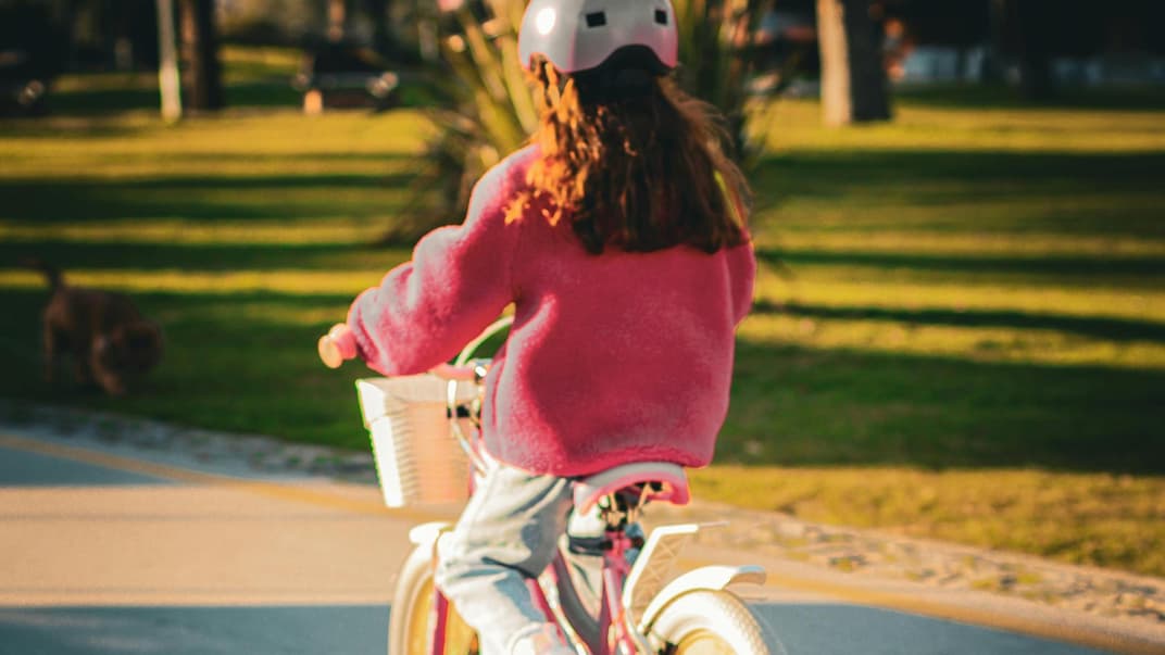 Mädchen von hinten auf dem Fahrrad