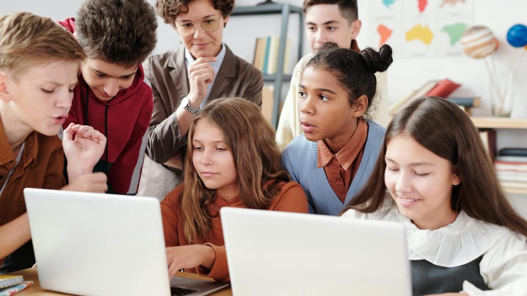 Generation Alpha: Jugendliche vor Laptops
