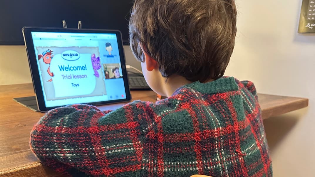 Im digitalen Unterricht von Novakid lernen Kindern mit Muttersprachlern Englisch.