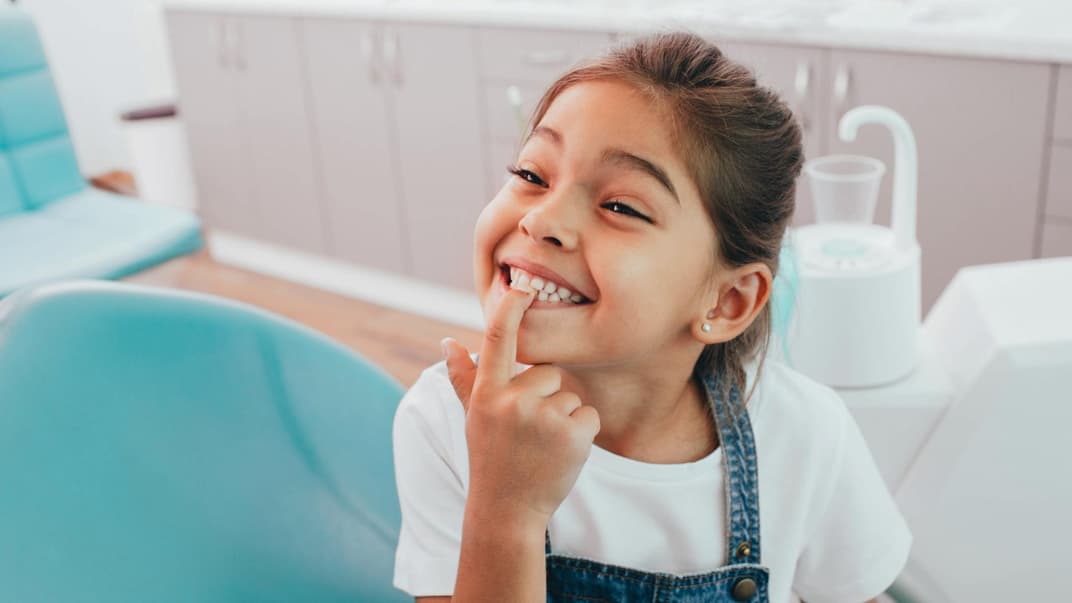 Ein Mädchen beim Zahnarzt