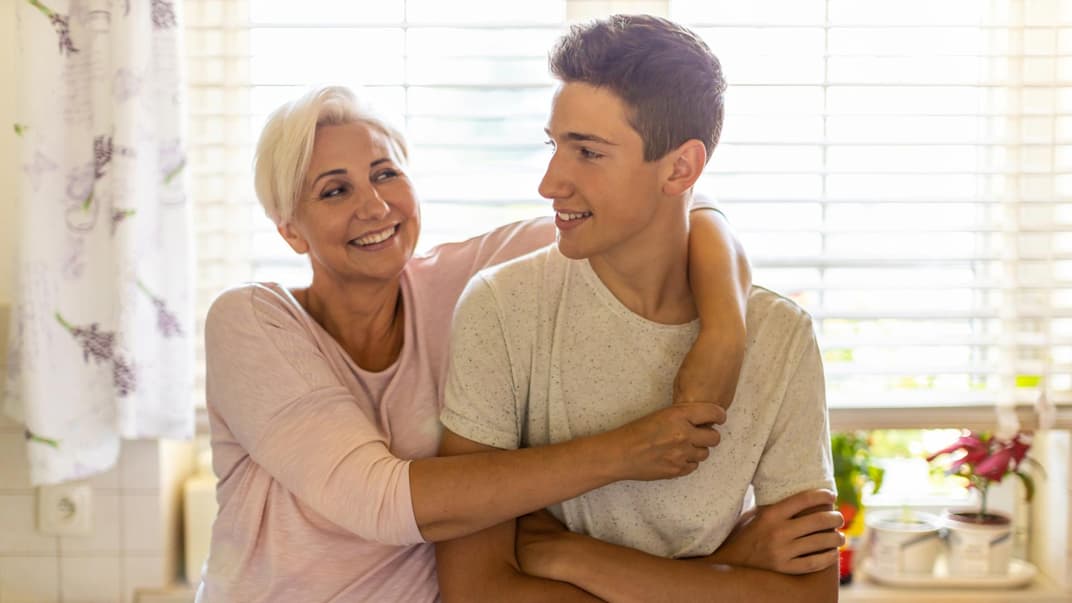 Eine Mutter und ihr jugendlicher Sohn 