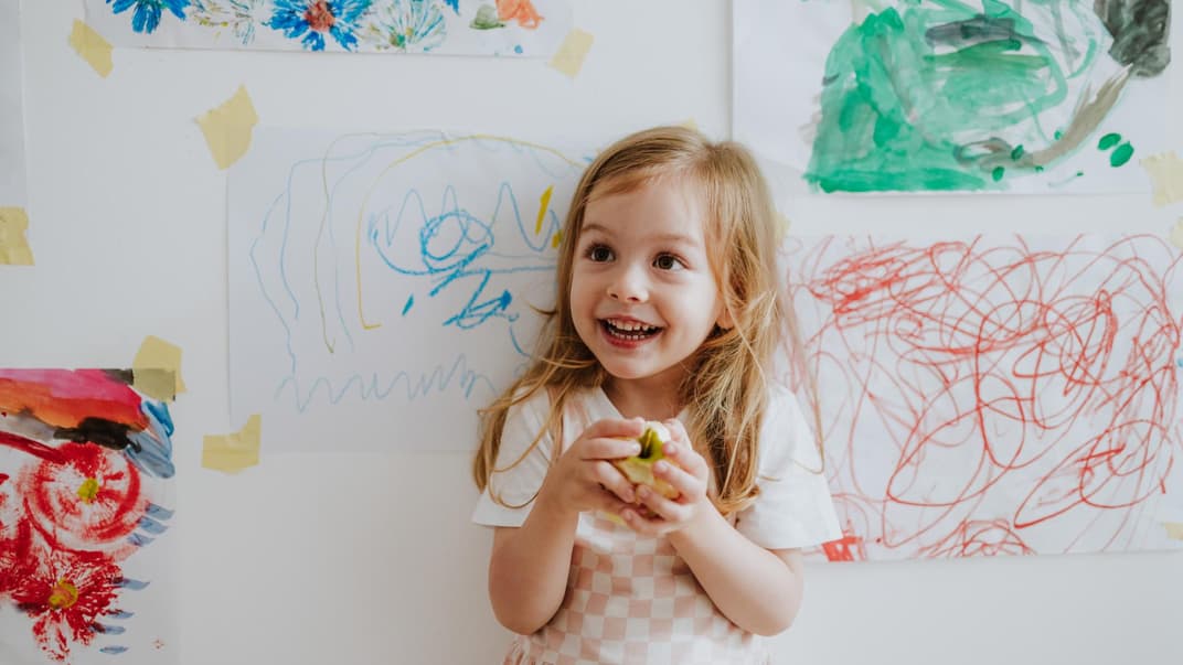 Mädchen mit Apfel in der Hand.