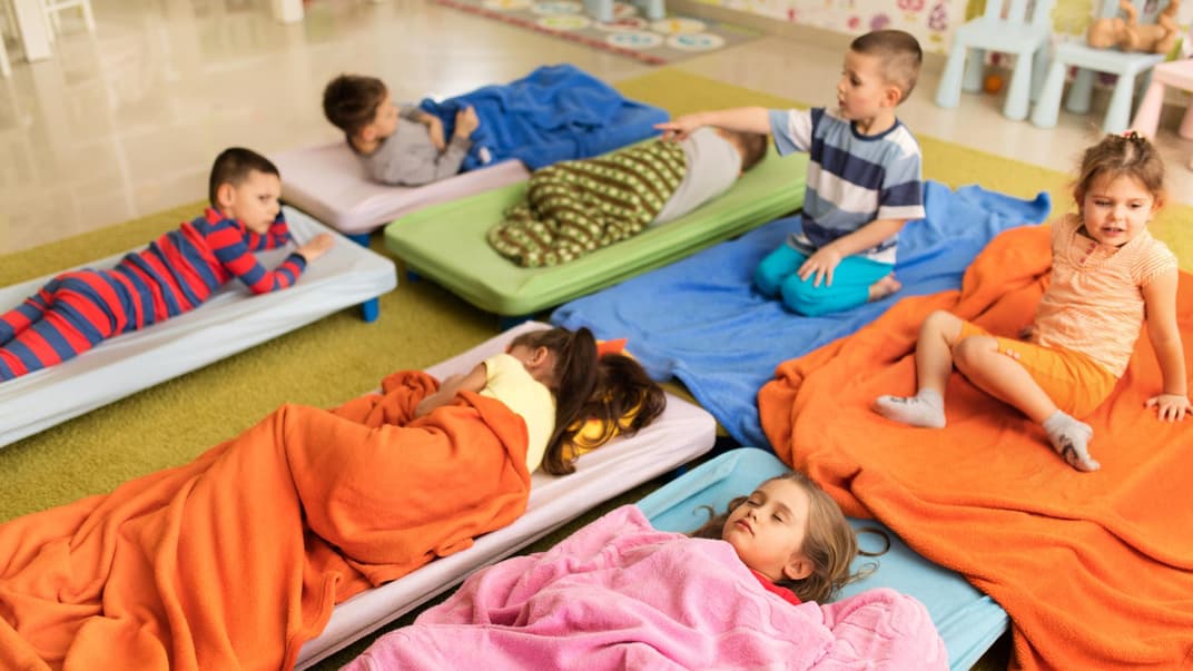 Kinder, die in der Kita schlafen. 