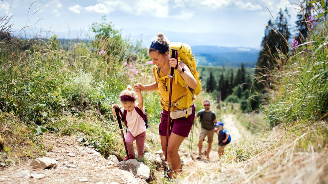 Familie wandert mit Kindern.