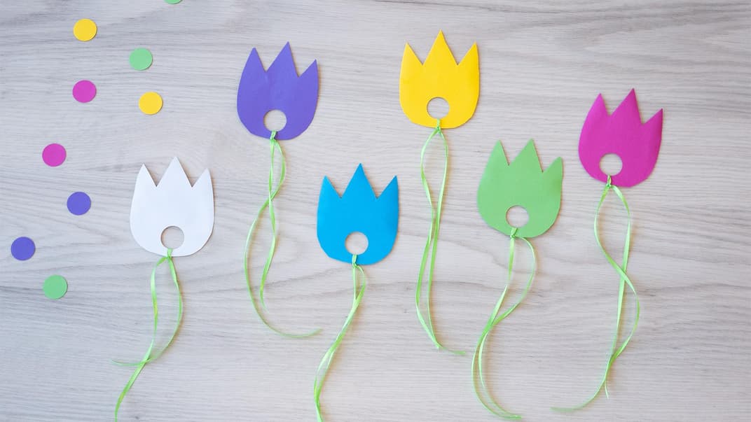 Selbst gebastelte Papier-Tulpen.