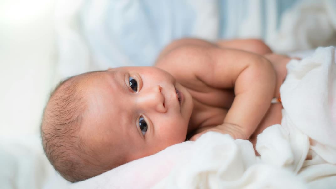 Baby liegt auf der Seite.