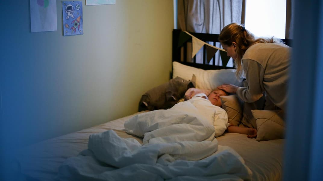 Mutter mit fiebrigem Kind.