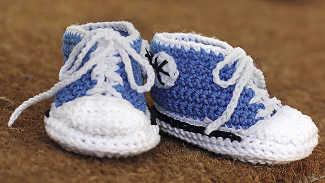 Diese coolen Babyschuhe sehen fast aus wie Chucks.