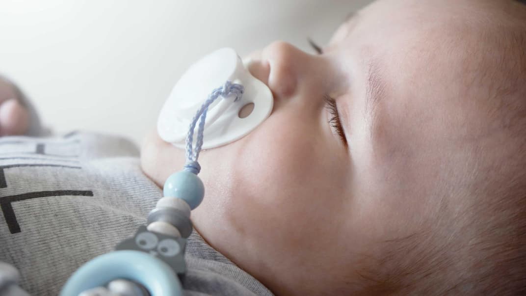 Keine Nuckel-Suche mehr! Eine Schnullerkette kann – praktisch – am Body des Babys befestigt werden.