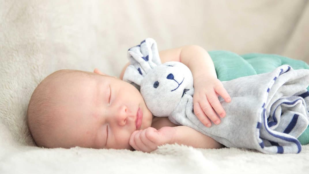 Schlafendes Baby mit Schnuffeltuch.