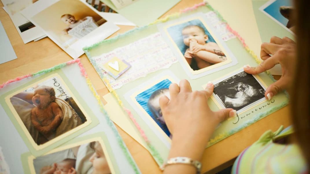 Ob eingeklebt in Alben oder aufbewahrt in einer Erinnerungsbox: Babyfotos brauchen einen sicheren Ort. 