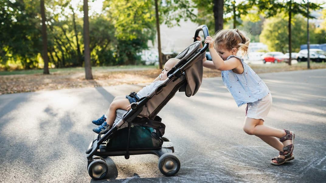 Ein Buggy ist leichter als ein Kombi-Kinderwagen – und lässt sich auch mal von der großen Schwester schieben.