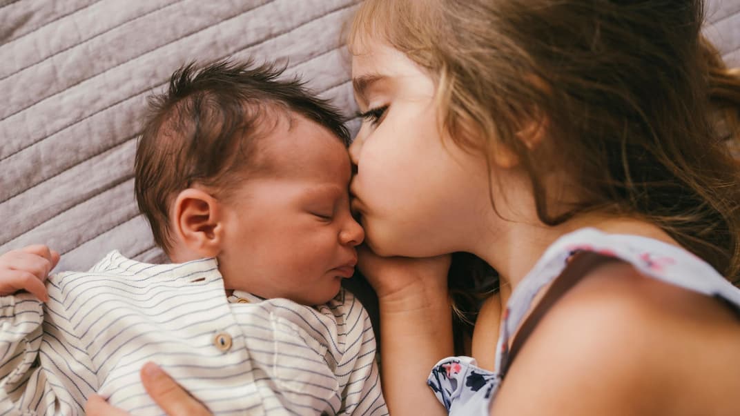 Die Namenssuche ist meist eine Herausforderung, aber es gibt viele tolle Kombinationen für Geschwisternamen. 