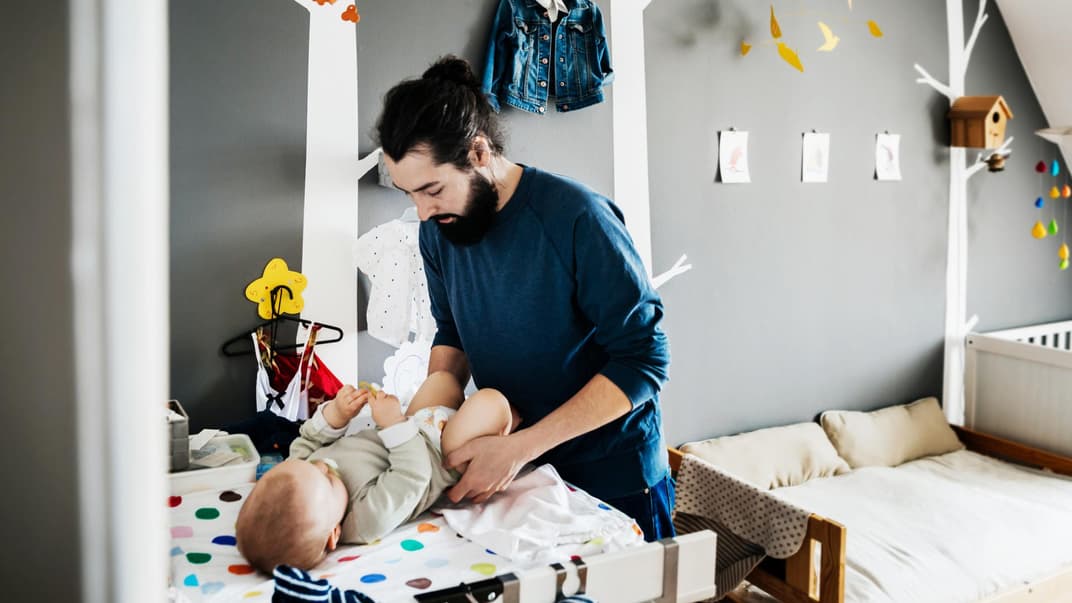 Der Papa als echter Wickel-Experte.
