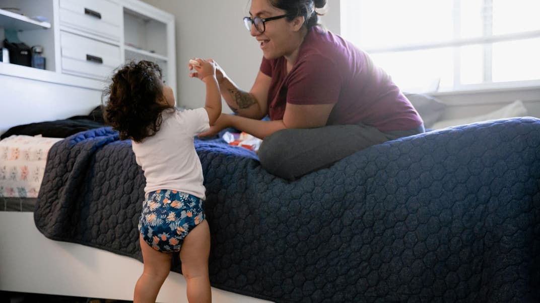 Mutter mit Kind, das Hybridwindeln trägt.