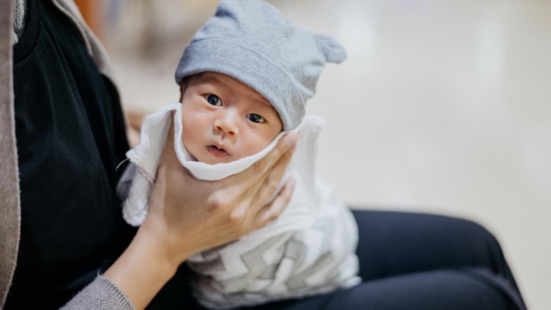 Auch auf dem Schoß kann ein Baby Bäuerchen machen – mit einer bestimmten Technik.