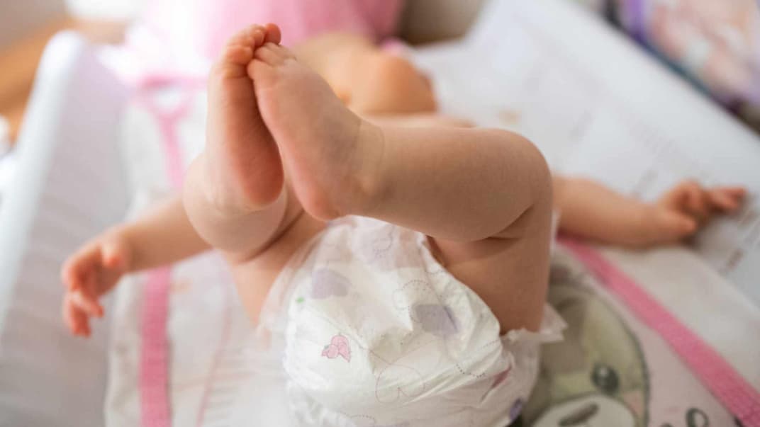 Wickeln gehört zu essentiellen Babypflege. Aber was genau muss man bei kleinen Mädchen beachten? 