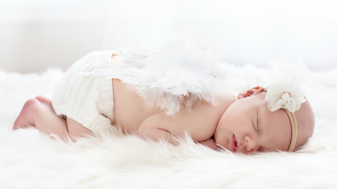 Nahaufnahmen mit unscharfem Hintergrund rücken beim Fotografieren süße Babydetails in den Fokus. 