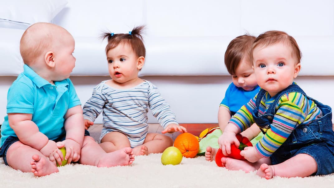 In Krabbelgruppen können kleine Kinder sich spielerisch näher kommen.