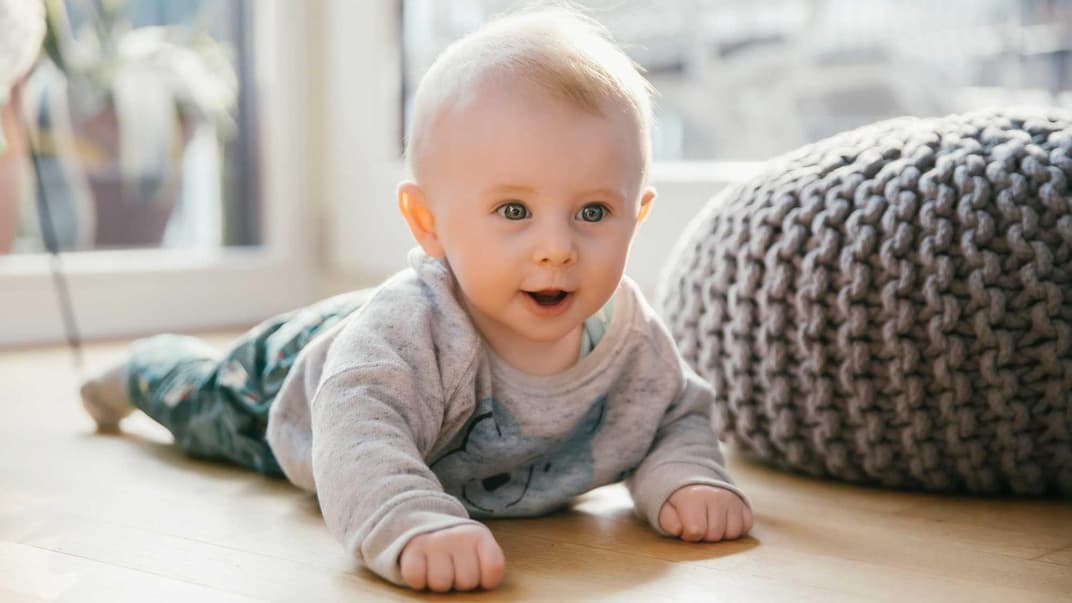 Für die Entwicklung der Nackenmuskulatur und die Kopfkontrolle ist es notwendig, dass Babys Zeit in der Bauchlage verbringen.