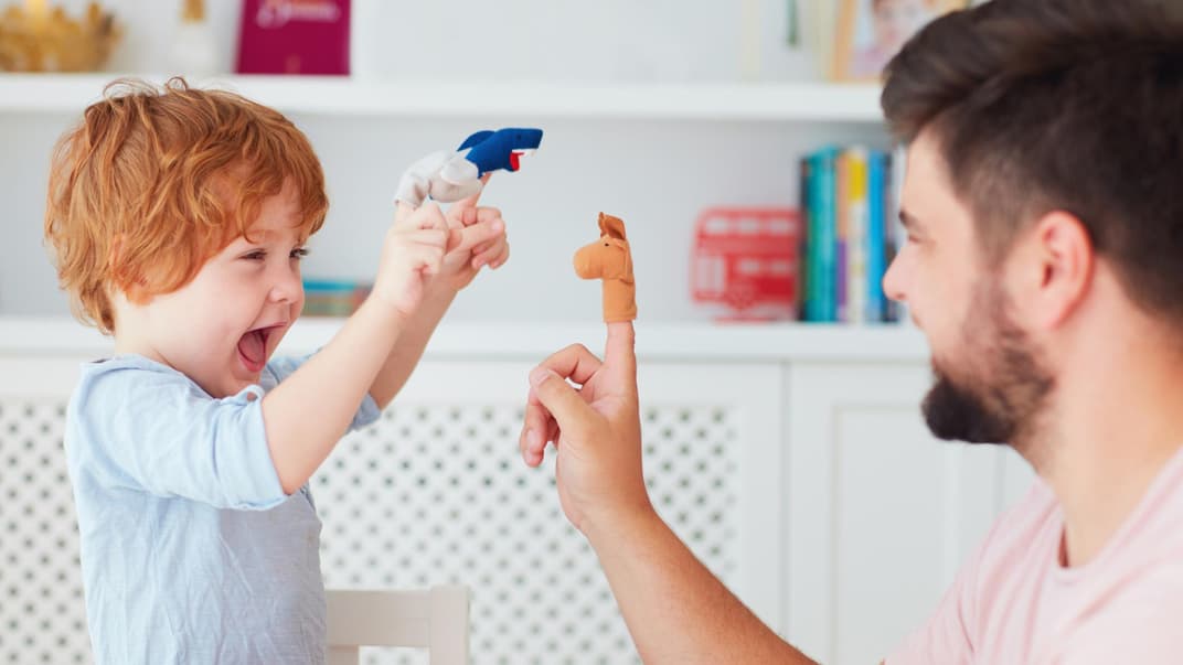 Fingerspiele machen nicht nur Spaß, sie fördern bei Babys und Kleinkindern auch  die Feinmotorik und Sprachentwicklung.