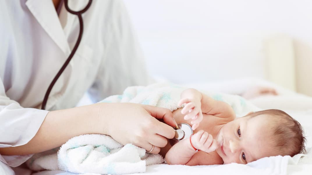 Kurz vor der Entlassung aus dem Krankenhaus findet der zweite Gesundheitscheck des Babys statt.