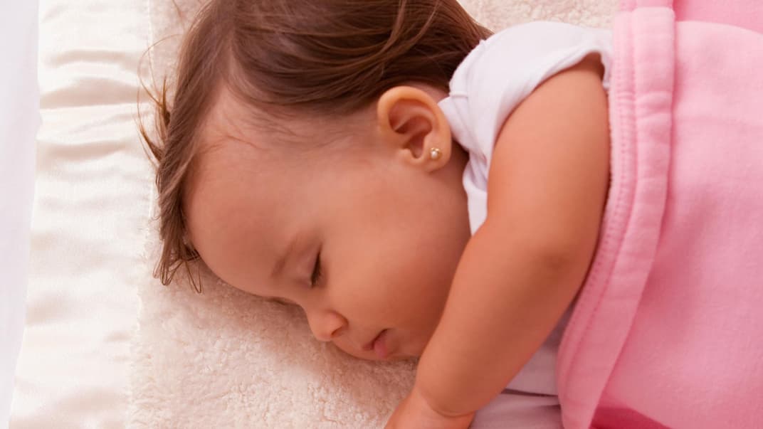 Schlafendes Baby mit Ohrring.