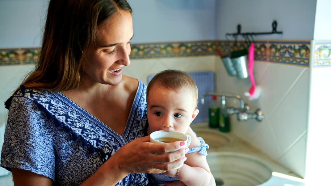 Tee schmeckt nicht nur gut, er kann Babys auch bei kleineren Beschwerden Linderung verschaffen. 