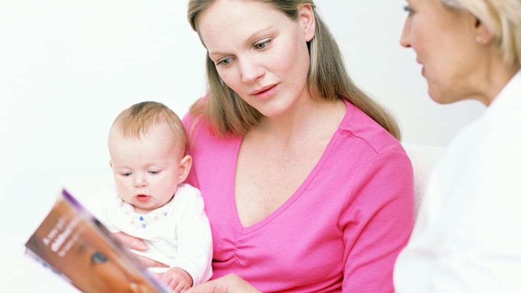 Eine U-Heft-Hülle ist ein schönes Geschenk für werdende Eltern. Das Heft wird in der Kindheit regelmäßig vom Kinderarzt oder von der Kinderärztin ausgefüllt.