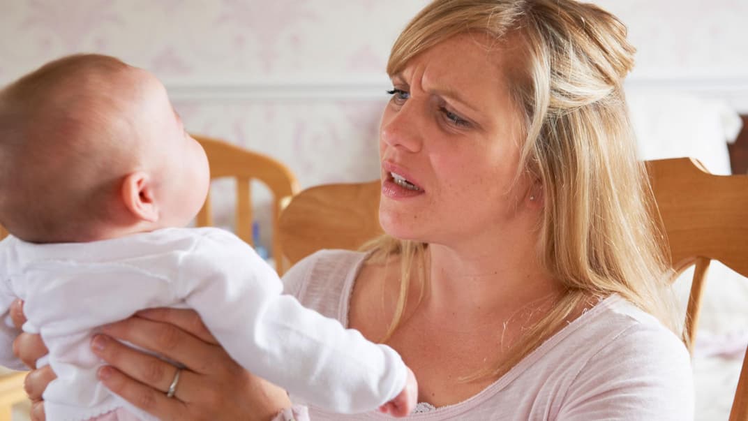 Das Schütteln des Babys kann zu einem tödlichen Schütteltrauma führen.