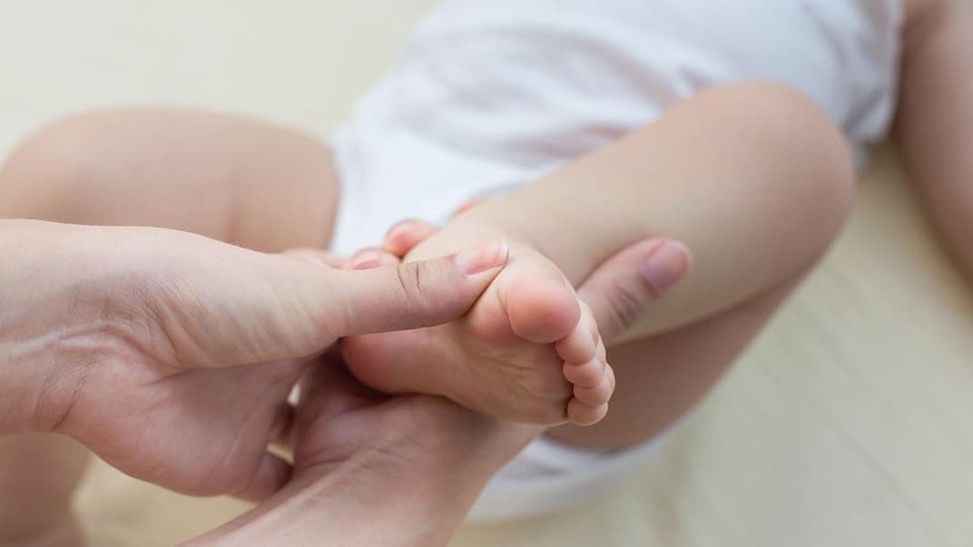 Eine (regelmäßige) sanfte Massage kann beim Sichelfuß schon helfen.