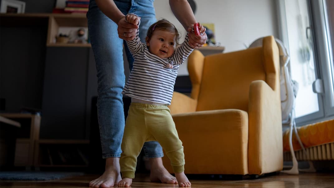 Gut gemeint, aber schlecht gemacht: So an die Hand genommen, lernen Babys nicht richtig laufen.