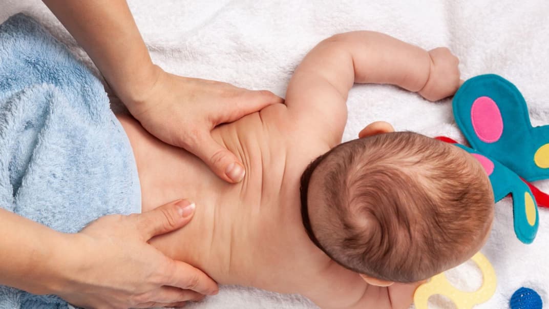 Durch eine chiropraktische Behandlung sollen Blockaden im Bewegunsapparat gelöst werden – auch schon bei Babys.