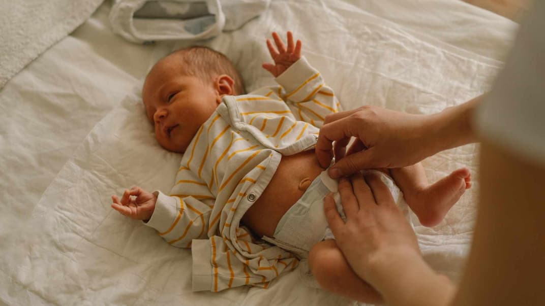 Beim Wickeln ein bisschen Blut in der Windel gefunden. Das ist doch nicht schon die "Menstruation"!?