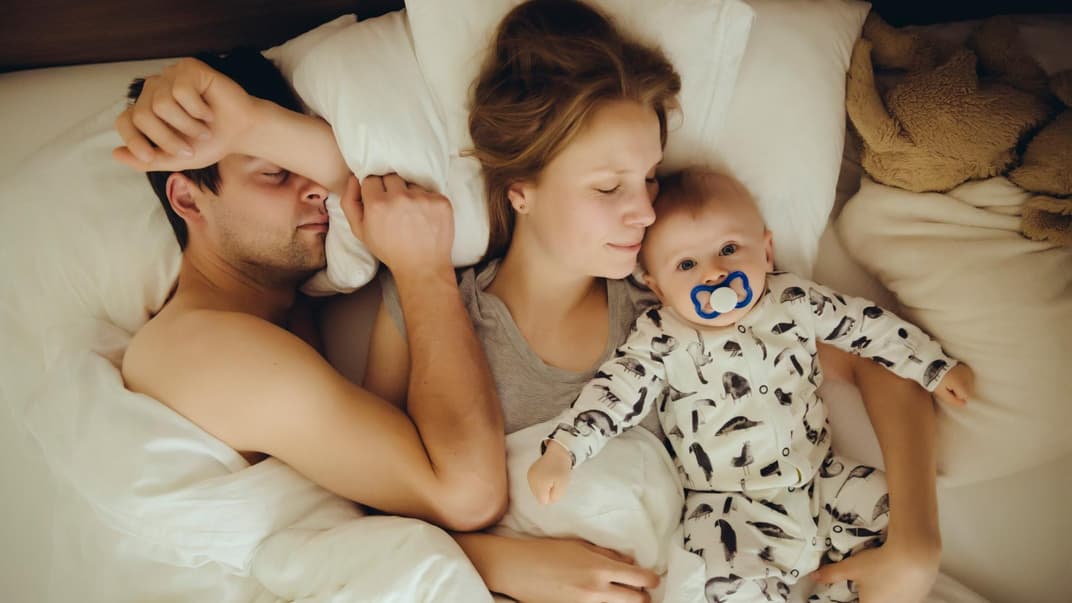 Schlafmangel durchs Baby kann ganz schön zehren. Ein Schlafcoaching kann hier helfen. 