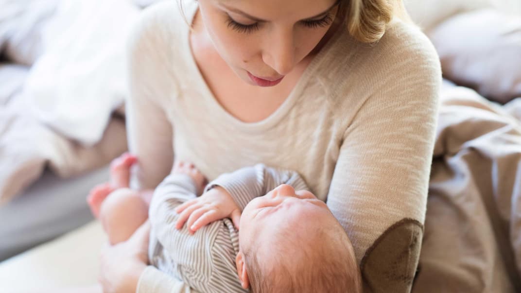 Dieses Problem kennen sicherlich viele Eltern: Das Baby will nur auf dem Arm einschlafen.