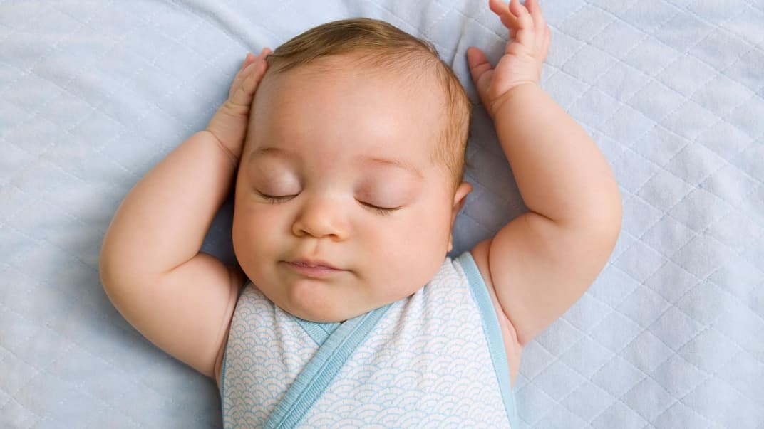 Baby nachts anziehen – aber richtig! Nicht zu warm und nicht zu kalt sollte die Kleindung sein.