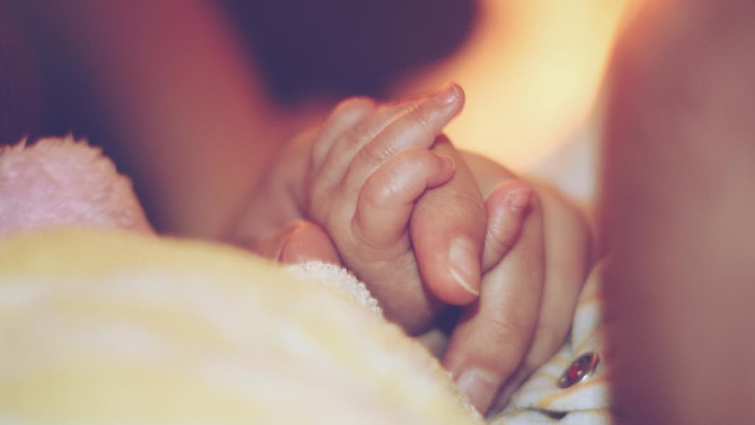 Ungünstige Einschlafhilfe: Manche Babys und Kinder können nur noch mit der Hand einschlafen.