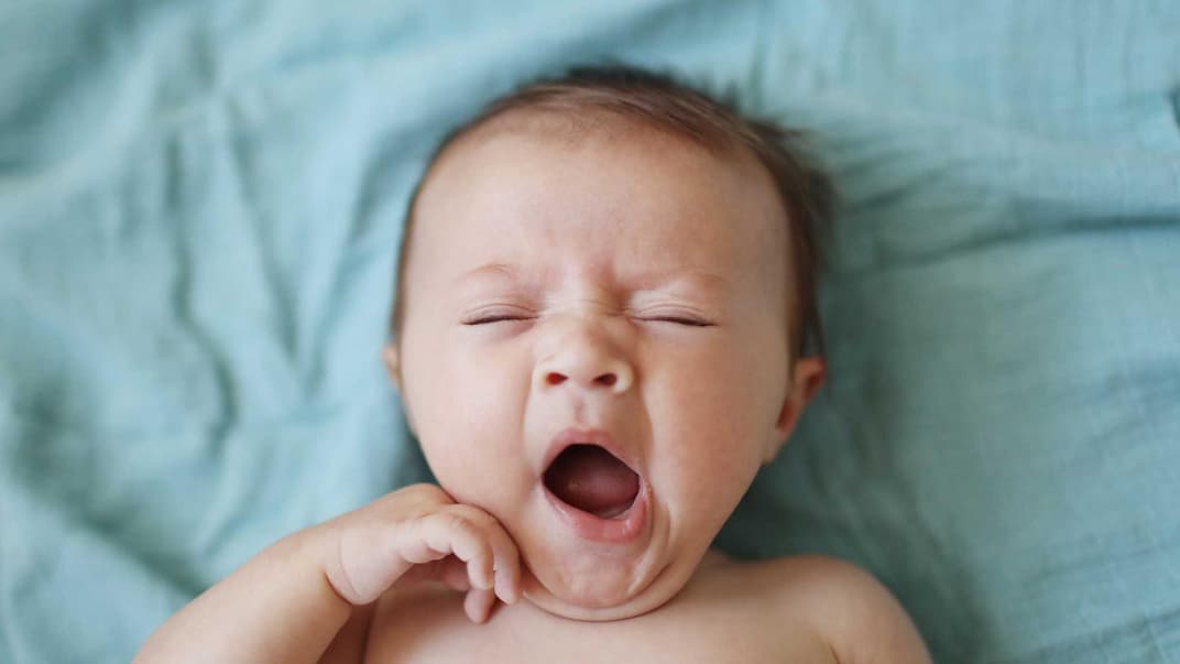 Ein Baby muss sich einen regelmäßigen Schlafrhythmus erst aneignen.